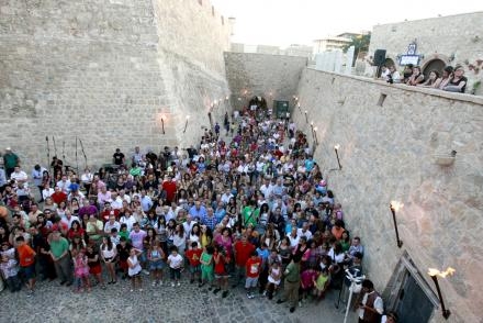 El Foso del Hornabeque se llenó ayer de gente para asistir a 'La noche de las luces', una...